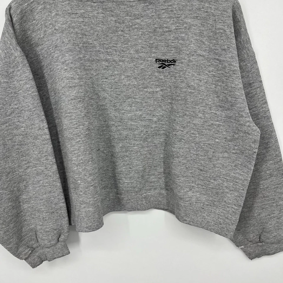 Moletom Reebok Crew Neck feminino tamanho G cinza recortado bordado vintage anos 90 - Imagem 3 de 4