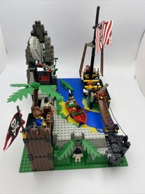 Lego Pirates 6281 Pirates Perilous Pitfall - w/ Minifigs & Manual! 99% Complete