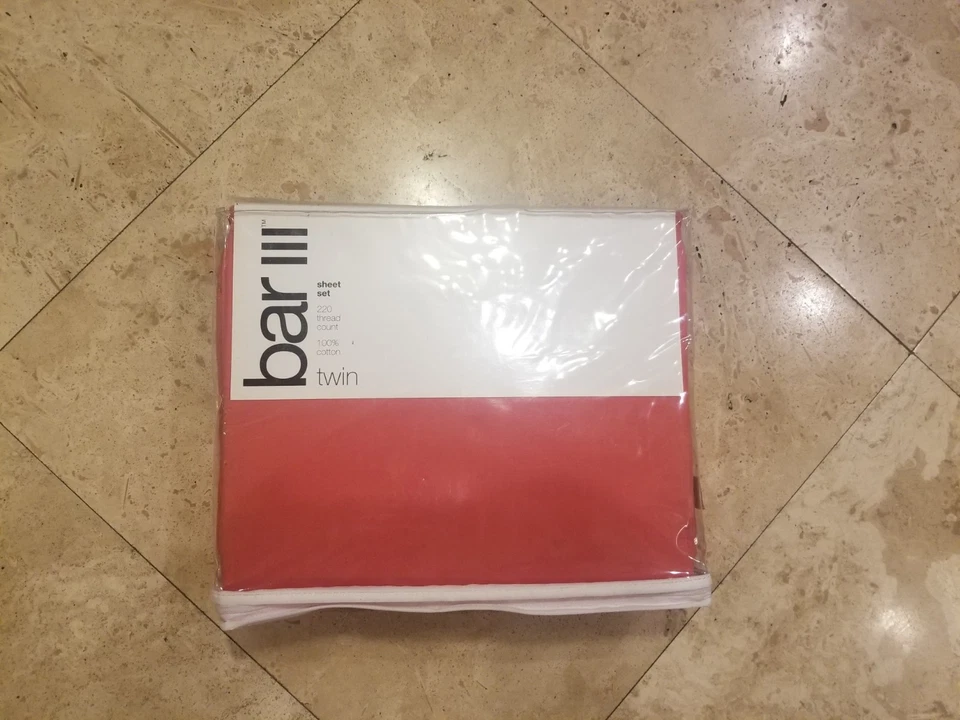 Bar III 实心双张套装红色 - 全新带盒 讨价还价 — 第 2/4 张图片