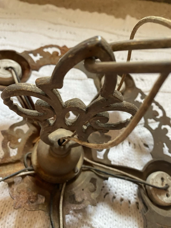 Lámpara de araña antigua ART DECO de hierro fundido ornamentada de bronce de 5 brazos necesita restauración Foto 4 de 4