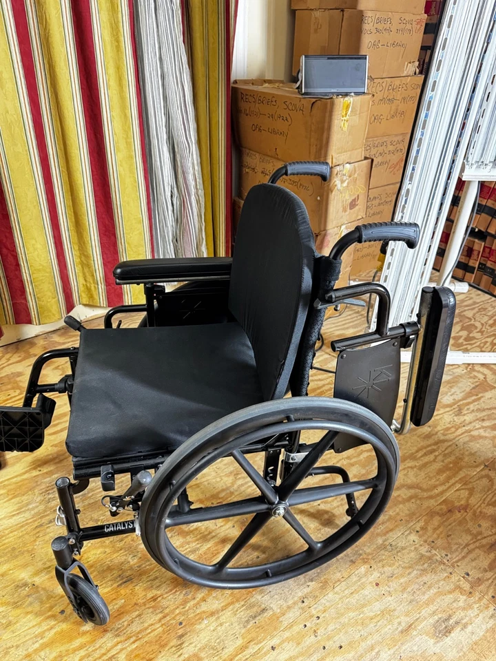 Silla de ruedas plegable Ki Mobility Catalyst 5V Ultra 18”, ¡el mejor diseño ajustable! Foto 4 de 4