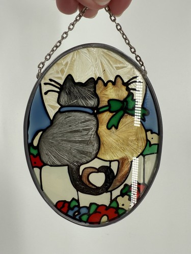 Vintage liebevolle Katzen hängender Sonnenfänger Buntglas Vintage Joan Baker 3,5x4,5" USA - Bild 1 von 6