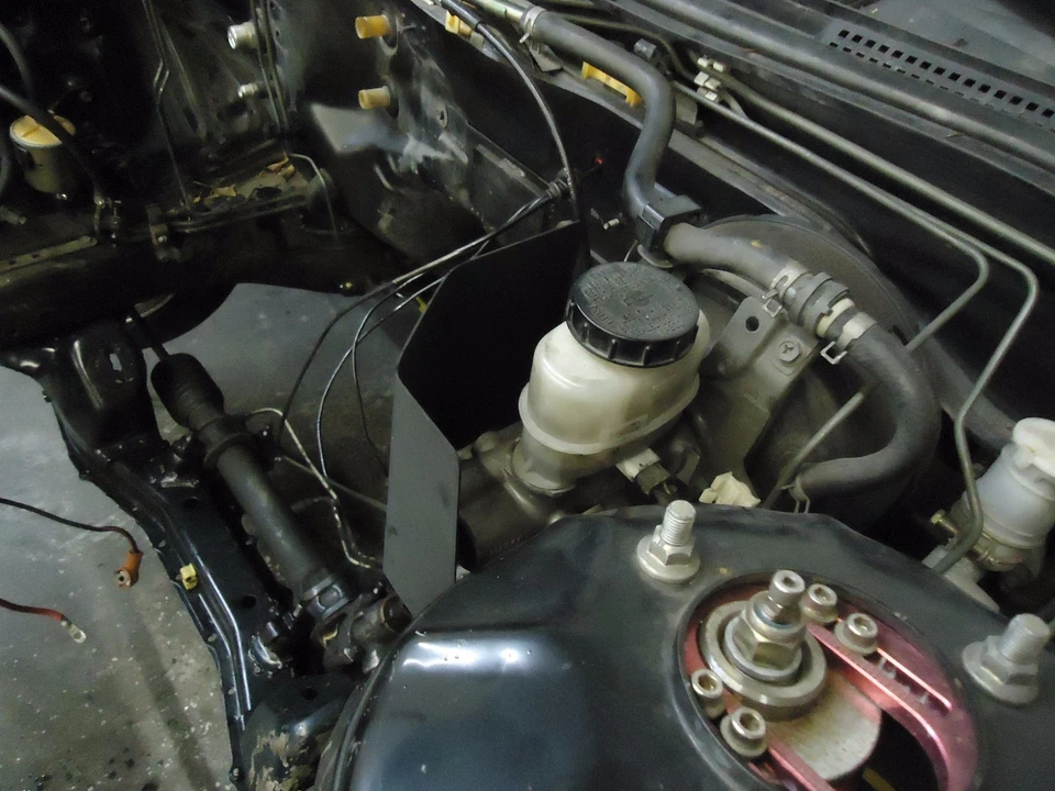 240SX S14 (1995-1998) Cilindro maestro de freno protector térmico: metal negro Foto 2 de 3