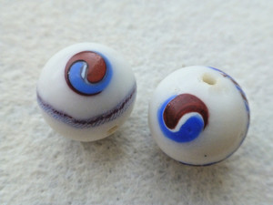 ANTIQUE 2 PCS RARE MILK WHITE YING YANG PATTERN  FISHES MILK WHITE TRADE BEADS