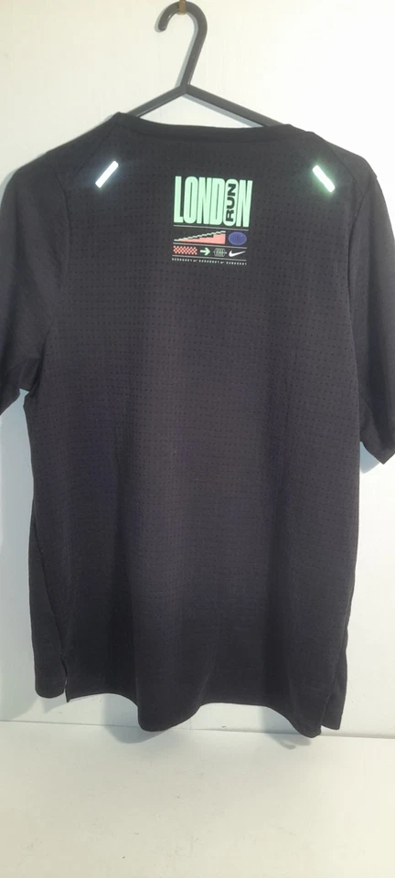 Nike T-Shirt Mens London Rise 365 Short Sleeve Black/Reflective Silver Sz Small  - Image 4 of 4