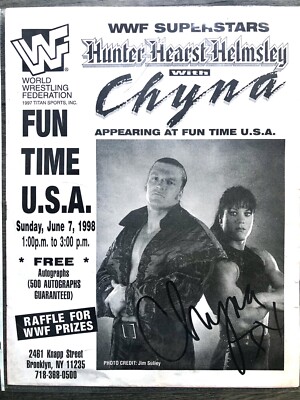 貴重　証明付き　WWE ロック　チャイナ　直筆サイン入り　NEWS week WWF CHYNA *SIGNED IN BROOKLYN 1998!* WWE Event Flyer Diva HHH