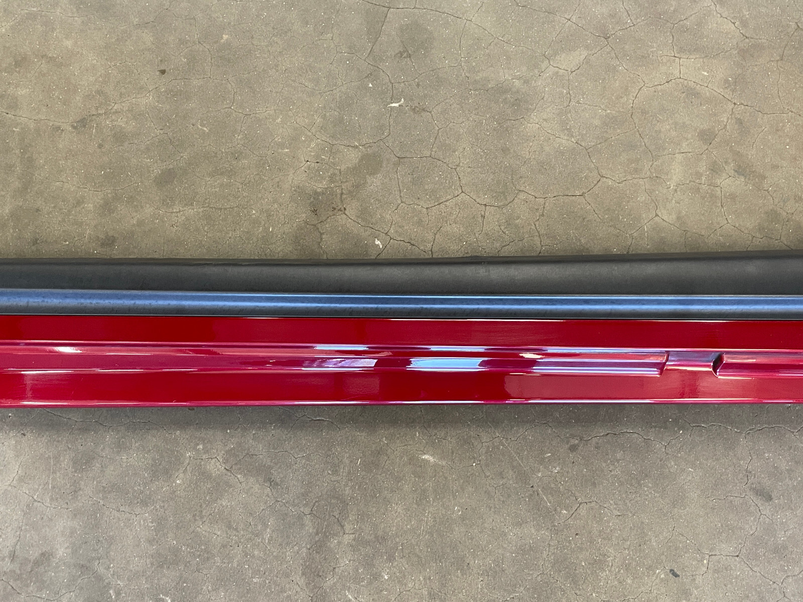 14-17 Maserati Ghibli S Right Side Skirt Rocker Panel Molding Trim Red 1504 OEM