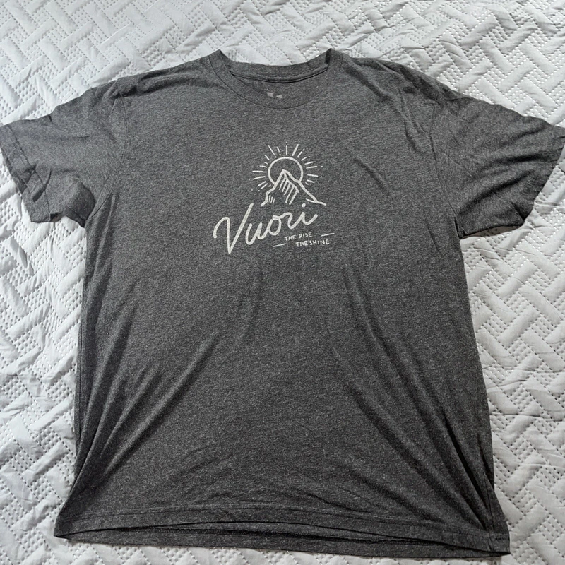 vuori the rise the shine tech tee stretch athletic gym shirt