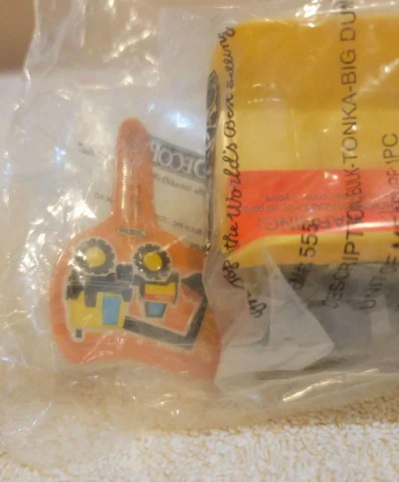 DecoPac TONKA TRUCKIN Cake Topper Amarillo Camión de Volteo Grande Sellado en Paquete Original Foto 2 de 4