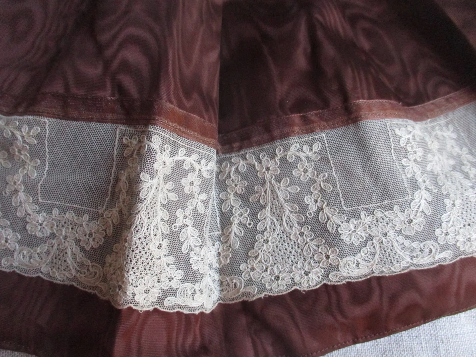 ROBE TISSU MOIRE AVEC DENTELLE ANCIENNE POUR POUPEE ANCIENNE - Photo 2/4