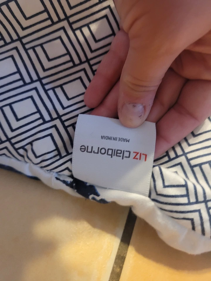 Liz Claiborne King Size Bedding Set: 2 Pillowcases + 1 Comforter. Smoke/Pet Free - Image 4 of 4