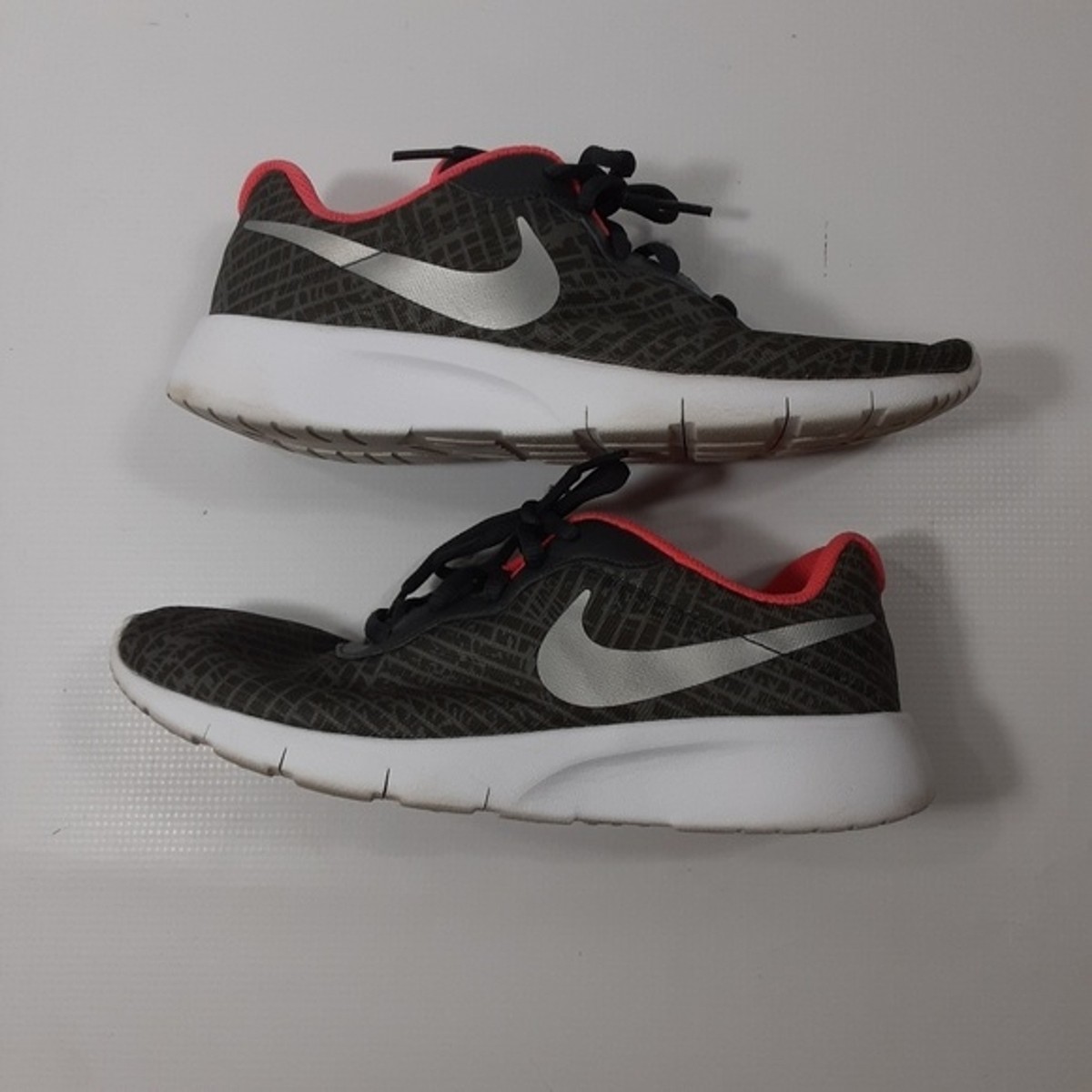 Nike Size 6Y - Women's Size 7.5 Black, Orange and White Lace
