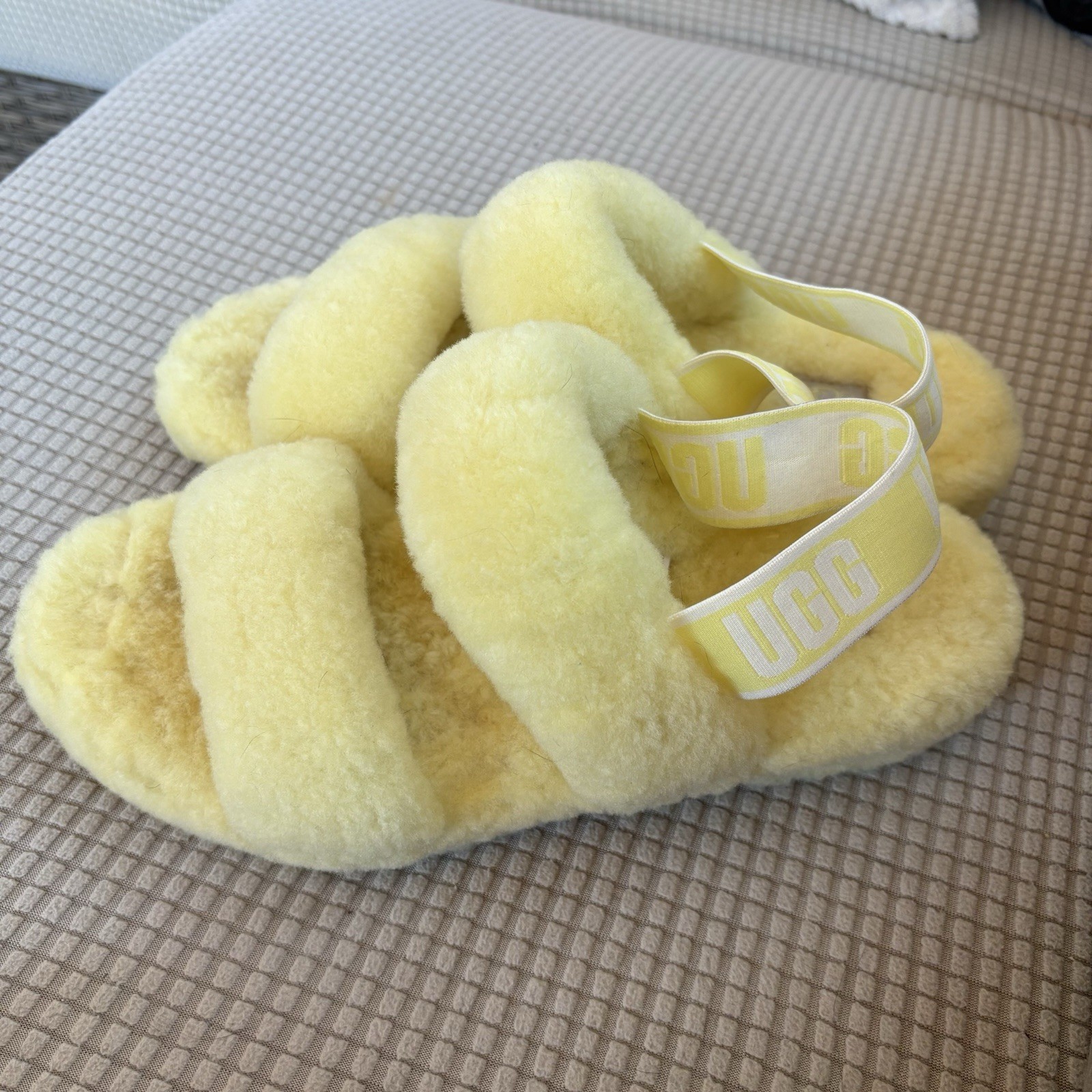 PANTOFOLA D’ORO UGG SANDALI PANTOFOLE IN PELLE DI PECORA GIALLO FLUFF OH YEAH SLIDE US 9