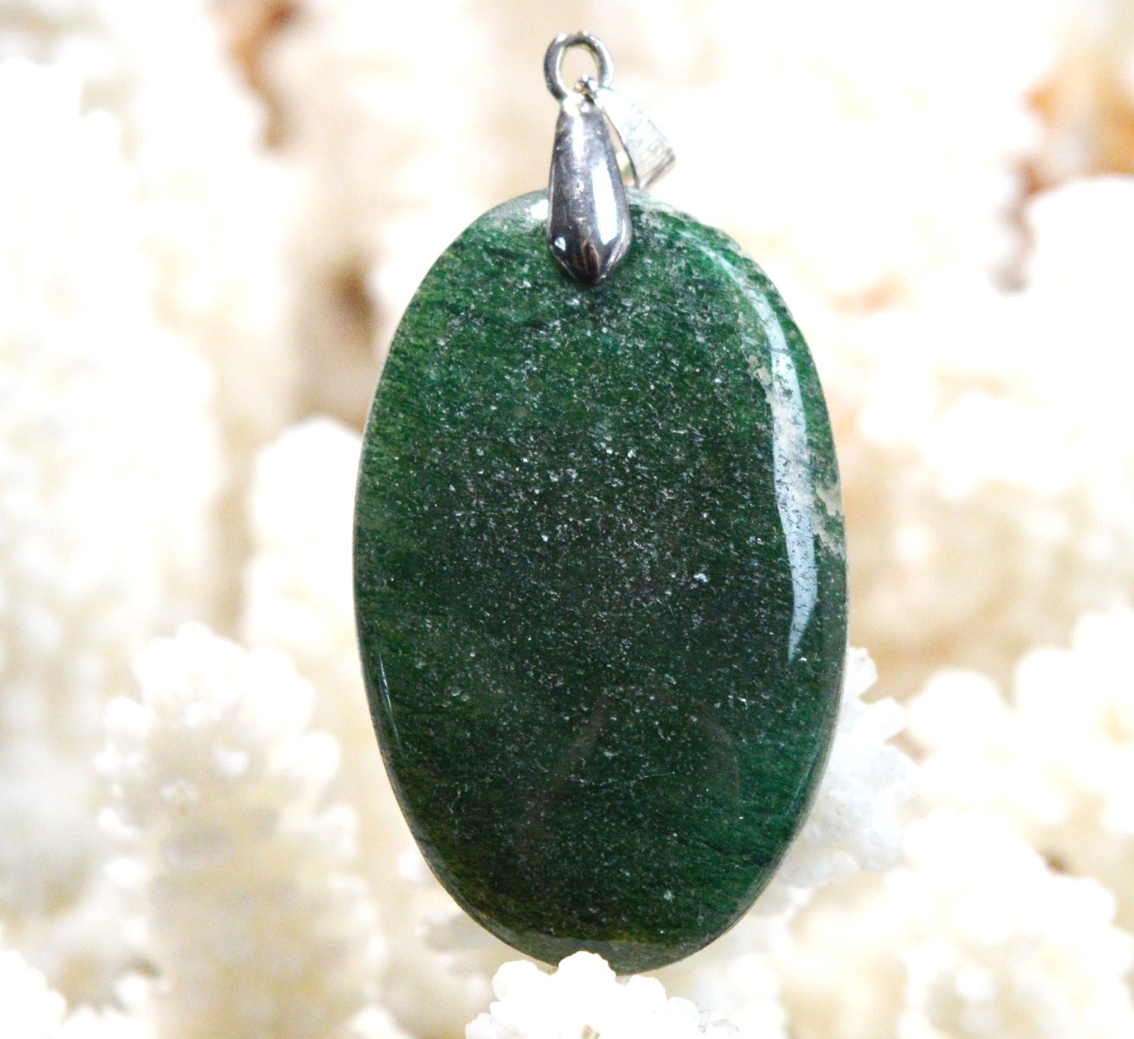 Pendentif en jade du Canada 55 carats un symbole de sérénité en pierre naturelle