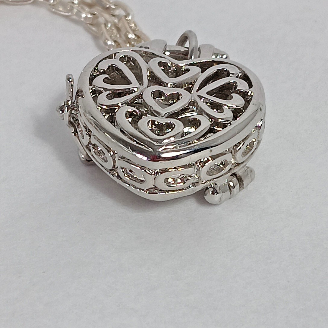 3D Heart Locket Costume Jewelry Opens 9inch Chain Choker Length Silvertone Charm