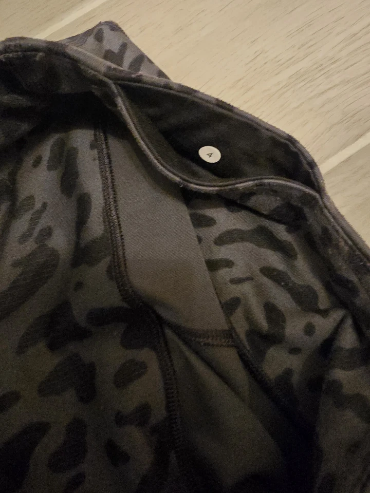 Lululemon Leggings Mujer Capri Elastizados Leggings Talla 4 Gris Guepardo Camuflaje Recortado Foto 4 de 4