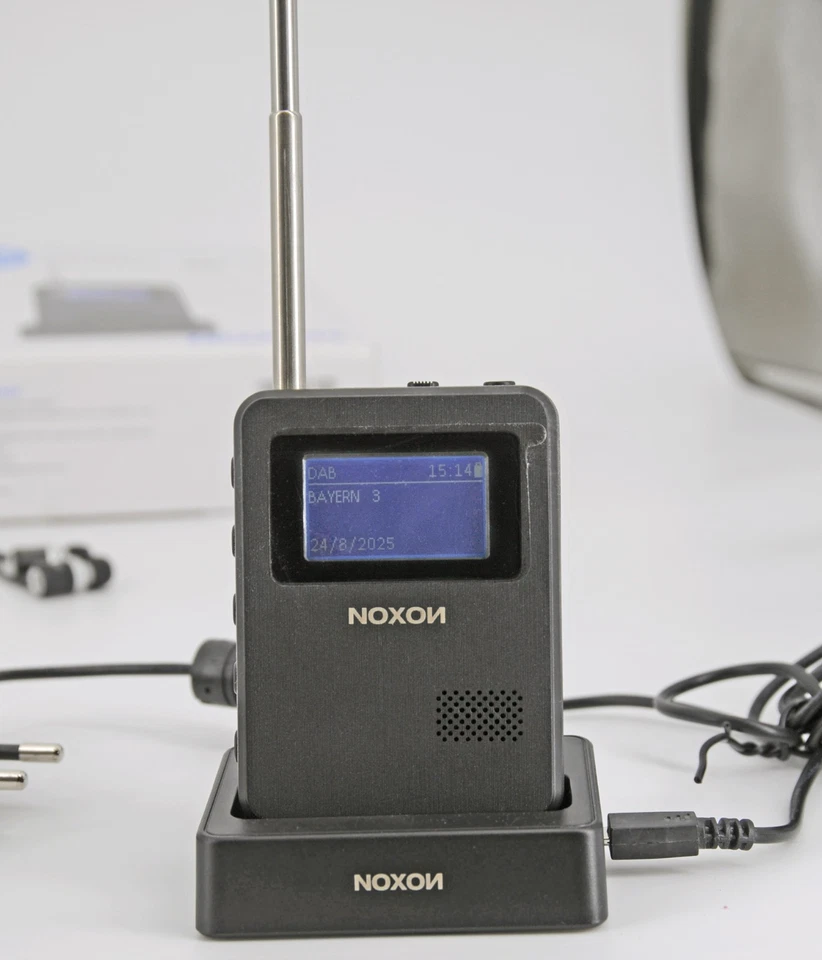 Noxon Mini | mobiles Digitalradio DAB UKW schwarz mit Kopfhörern - Bild 2 von 4