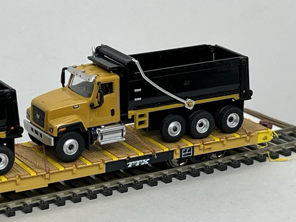 Scaletrains 68’ Ralphstrains custom TTMX 80643 w Caterpillar On Road Dump Trucks - Image 3 of 4