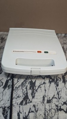 EXCELLENT Vintage Retro Toastmaster Family WAFFLE BAKER Maker - 4 Large Waffles 