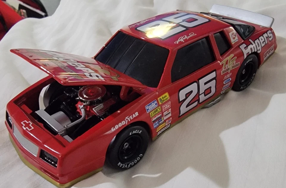 Nascar #25 Folgers Tim Richmond Die Cast Bank escala 1:24 Foto 4 de 4