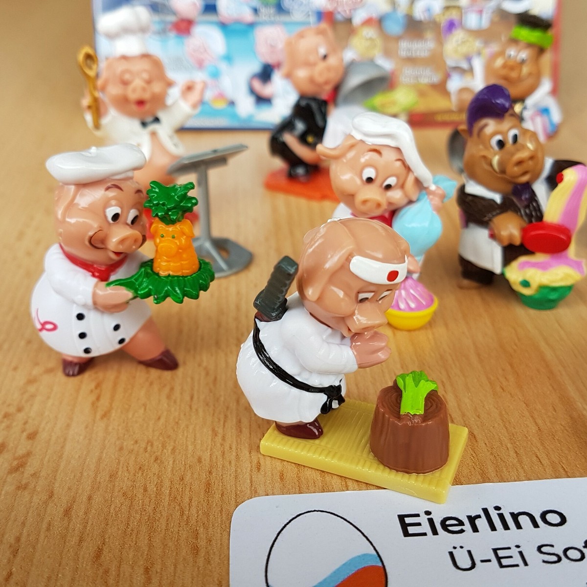 TOP KINDER SURPRISE SET - Kitchen Pigs Cooking Pot Battle - MINT