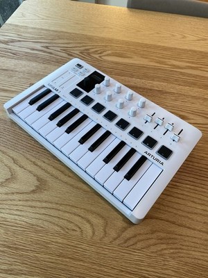 Arturia MiniLab 3 25-Key Synth MIDI Keyboard Controller USB-C MIDI Out Pedal