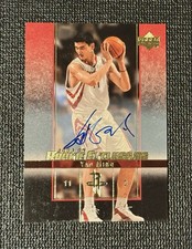 2003-04 UPPER DECK ROOKIE EXCLUSIVES YAO MING AUTO ON CARD ROCKETS