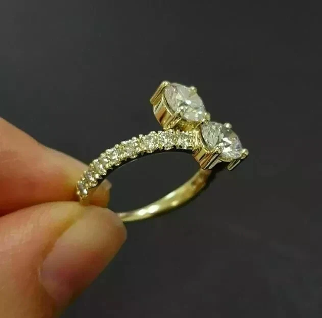 Anillo de compromiso bypass blanco de corte redondo de 2 quilates enchapado en oro amarillo de 14 k Foto 3 de 4