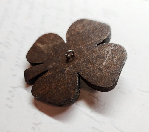 Huge Vintage Carved Wood Realistic 4 Leaf Clover Button w/ Brass Center ~ 2-1/4" - Picture 5 of 6