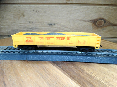 Life Like HO 40' Union Pacific U.P. 29500 Railroad Train Gondola & Coal Load