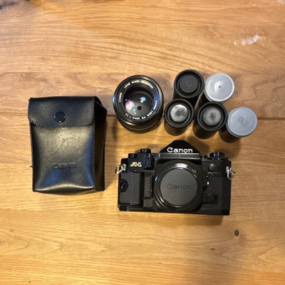 Canon A-1 SLR Spiegelreflexkamera Set schwarz mit FD 50mm f/1.4 Filme und Blitz