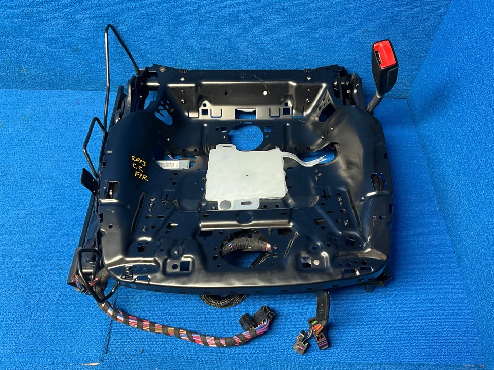 💎2011 - 2017 VOLKSWAGEN CC FRONT RIGHT SIDE SEAT LOWER TRACK FRAME W/ MOTOR OEM - Image 2 of 4