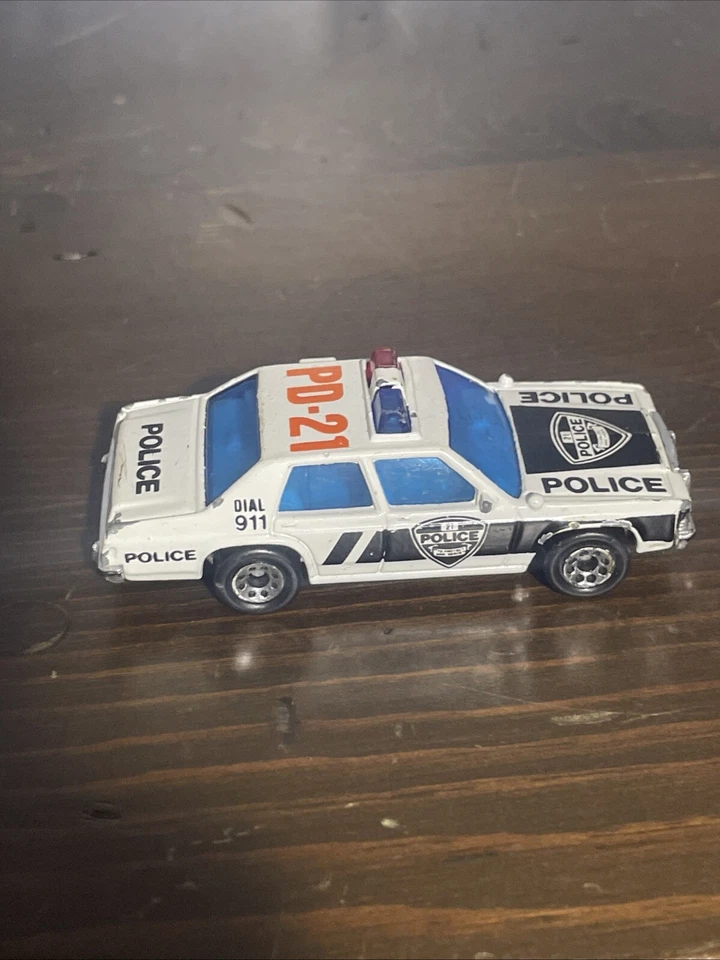 Lot Of 2 Vintage 1987 Matchbox Ford LTD Police Cars White Pd-22 And Blue Unit-22 - Image 4 of 4