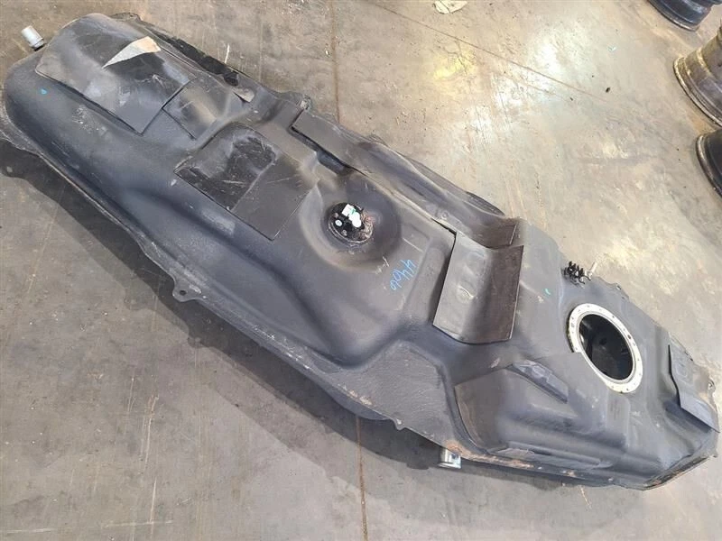 2013-2018 Toyota RAV4 Fuel Tank Assembly OEM - Imagem 3 de 3