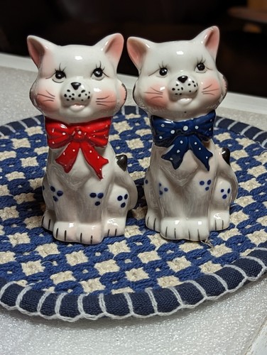 Vintage weiße Kätzchen Katze Salz und Pfeffer Shaker rot blau Tupfen Schleifen Porzellan