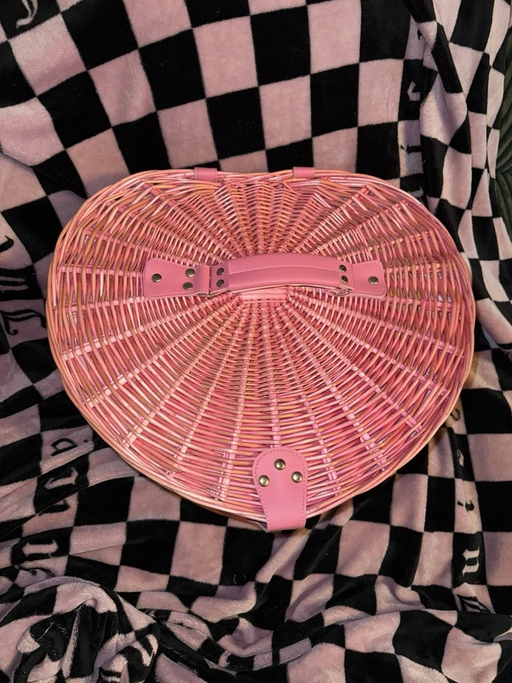 Cesta de picnic rosa Dolls Kill Cuter Than Cupido Foto 2 de 4