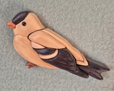 Holz Deko Kunst Vogel hell mit schwarzer 3-D Intasie einseitig zum Aufhängen