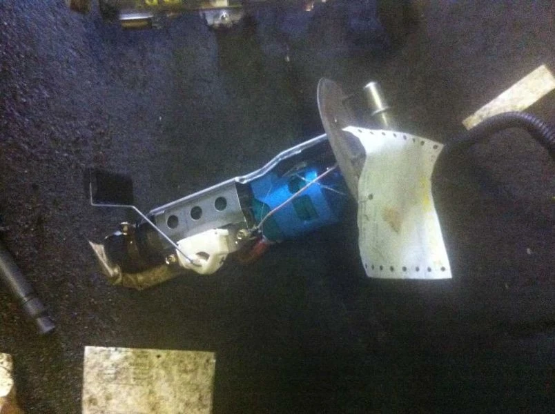 04 05 MONTAJE BOMBA COMBUSTIBLE FORD E250 TANQUE CENTRAL GASOLINA 35 GALONES 3 PUERTOS  Foto 2 de 2