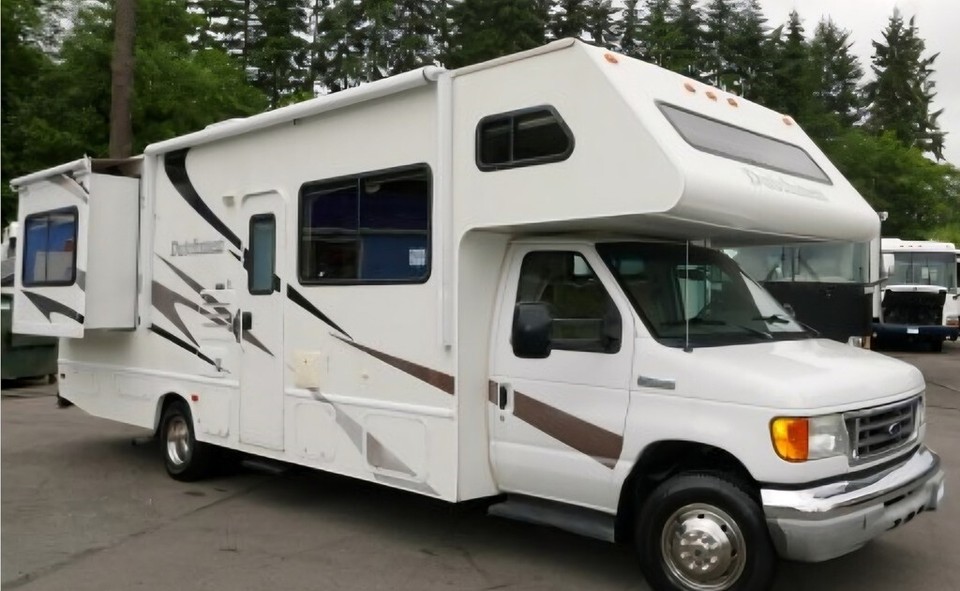 2006 Thor Dutchmen Express 29R Class C 6.8L V10 34,900 Miles 2 Slides