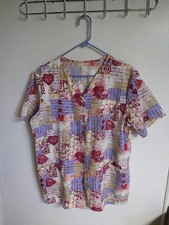WOMENS NURSING SCRUB SIZE MEDIUM 2 POCKETS SNAP DOWN FRONT HEARTS VGC