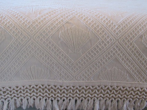 VTG WHITE BEDSPREAD 72"X103" & FRINGE EMBOSSED DIAMONDS FANS MORGAN JONES ? - Picture 11 of 12