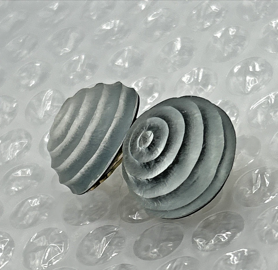 Pendientes Alexis Bittar tallados a mano Lucita azul ahumado cúpula clip firmados 1" Foto 3 de 4