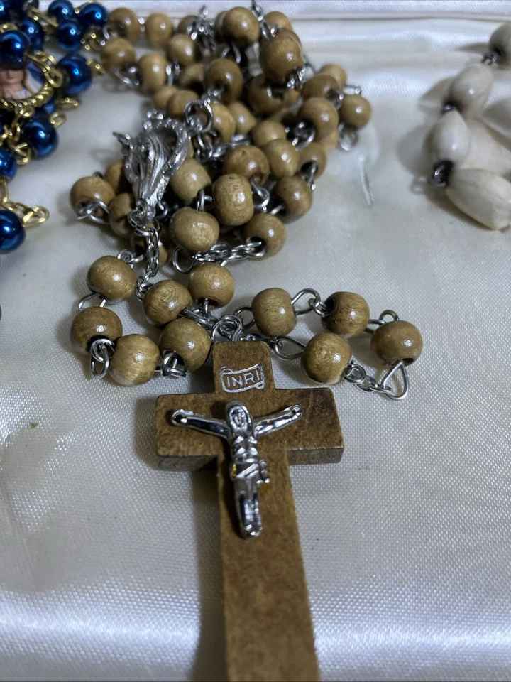 Lote De Colección Rosarios Trabajos Lágrimas, Crucifijo de Madera, Vidrio y Medallón Sobre Cinta Foto 4 de 4