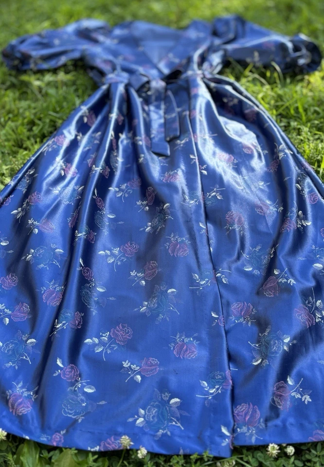 Bata de vestir vintage de satén floral con cinturón de los años 70 | TALLA ÚNICA PARA LA MAYORÍA S-L Foto 2 de 4