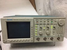 TEKTRONIX TDS 520A TWO-CHANNEL DIGITIZING OSCILLOSCOPE