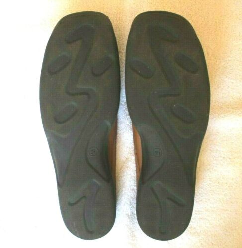 BASS - SLIP-ON TAN TATTOLI - LEATHER - WITH LIGHT WEAR - SZ 9.5 M ** 1" HEEL - Picture 3 of 7