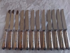 Service de 12 couteaux de table en métal argenté Ercuis modèle Marly Louis XV