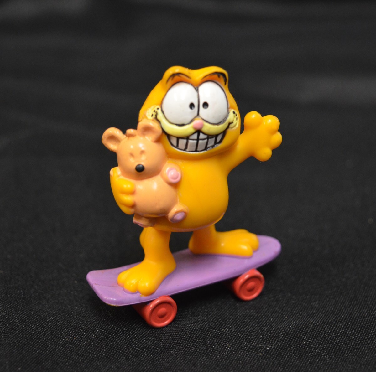 Vintage 1981 GARFIELD Waving w Pokey Skateboard United Syndicate