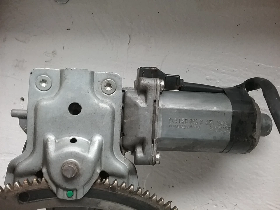 Motor regulador ventana trasera derecha Jaguar Vanden Plas 1998-2003 0 130 821 613 Foto 4 de 4