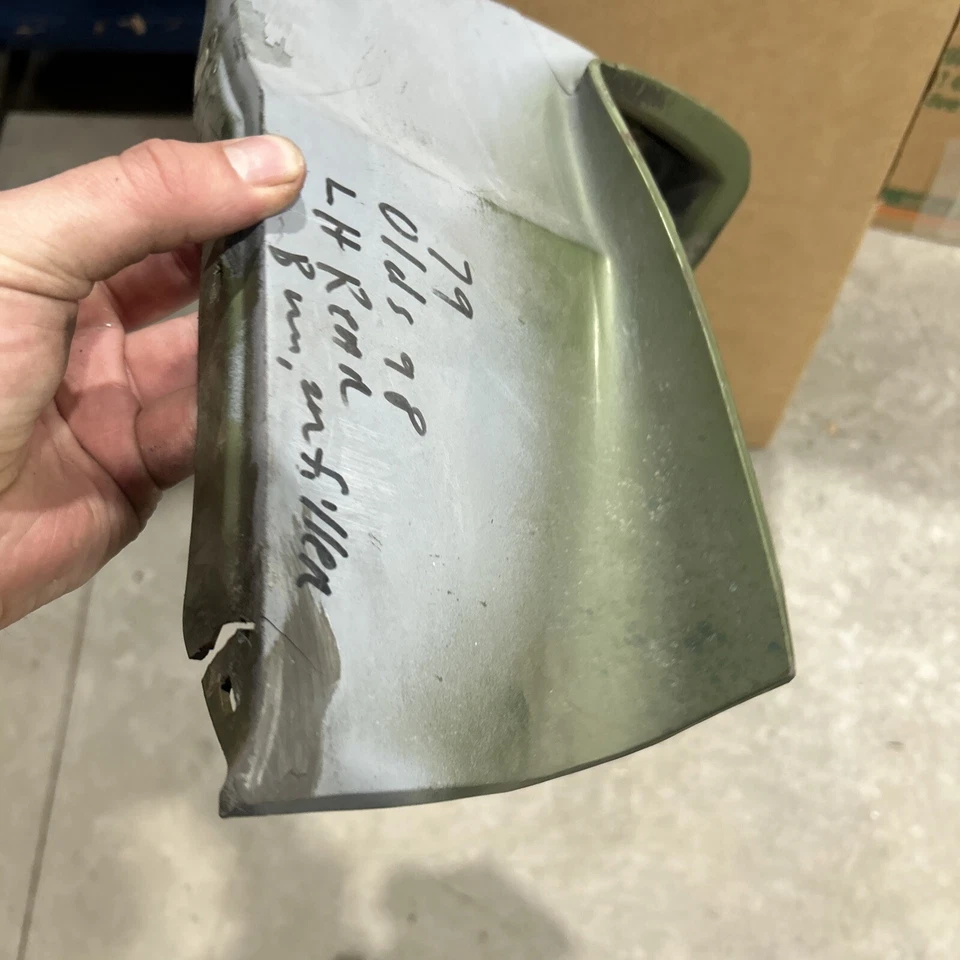 Oldsmobile 98 Regency 1979 parachoques trasero relleno derecho Foto 3 de 4